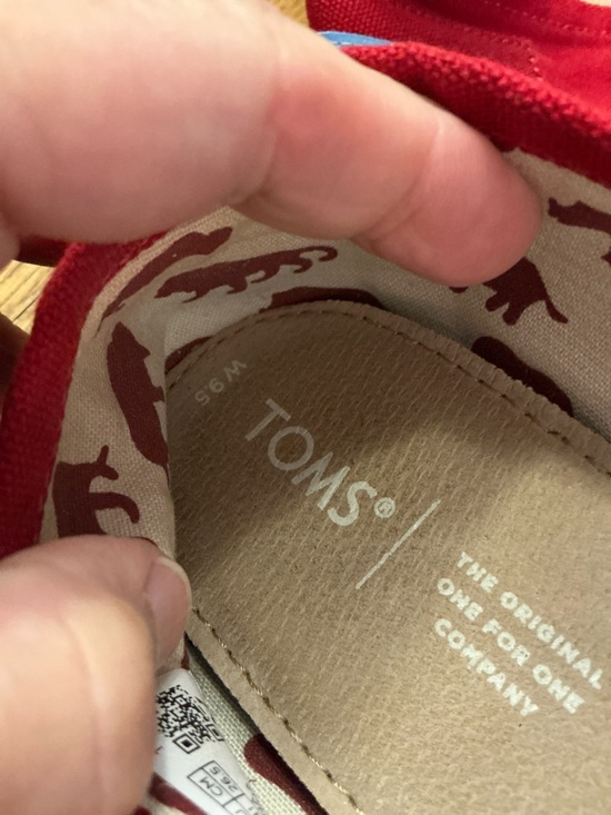 Woman’s Toms Alpargata red classic slip on shoe. Size 9.5. Canvas. Barely worn! - Picture 5 of 7